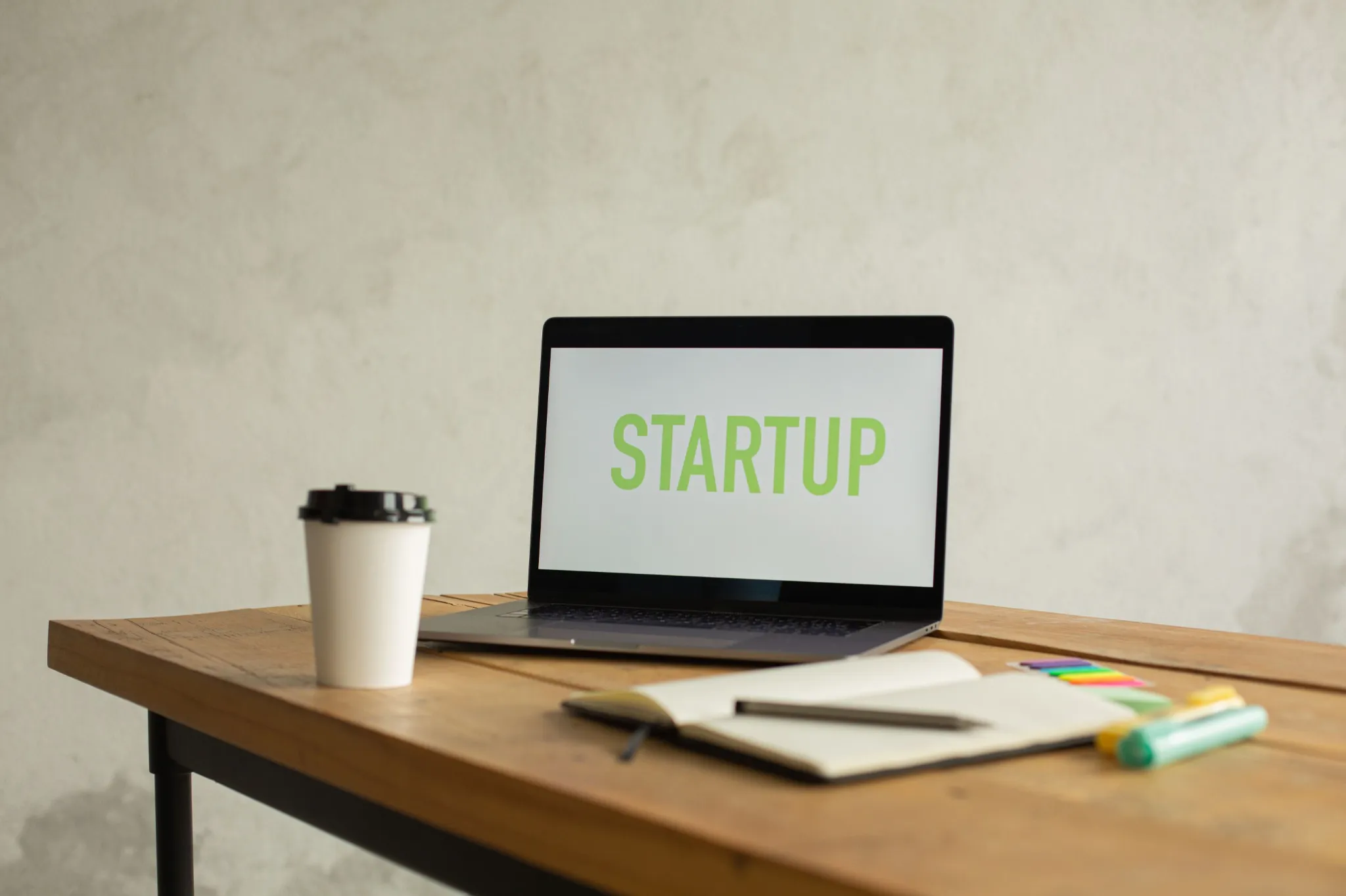 C'est l'image de mise en avant de l'article de blog Linkfluence " Ghostwriting en français sur LinkedIn : l'avantage compétitif que les startups tech sous-estiment"